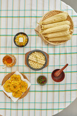 찰옥수수로 만들어진 찰옥수수밥과 찰옥수수전과 잘 익은 찰옥수수가 놓여있는 테이블