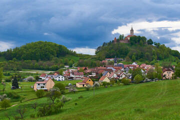 Fototapeta na wymiar Blick zur Leuchtenburg und den Ort Seitenroda in Thüringen 