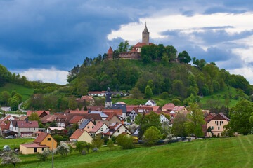 Blick zur Leuchtenburg und den Ort Seitenroda in Th&uuml;ringen	
