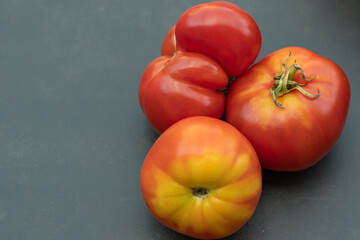 Frische Tomaten auf Textfreiem Hintergrund