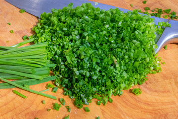 schnittlauch petersilie gehackt geschnitten mit messer auf brett 