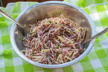 wurstsalat wurst salat schweizer schw&auml;bischer bodensee in der herstellung und fertig k&auml;se schneiden wurst schneiden 