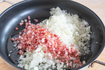 zwiebel in würfel und speck in würfel in pfanne angeschwitzt angebraten 