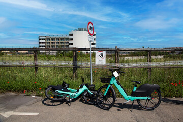 Rental of electric bicycles abandoned on cycle paths