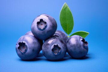 Obraz premium Close up view of blueberry on blue background. 