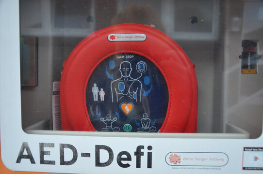 AED-Defi: Defibrillator Ger&auml;t f&uuml;r den Notfall bei Herzstillstand einsetzbar im Segelclub Elsfleth.