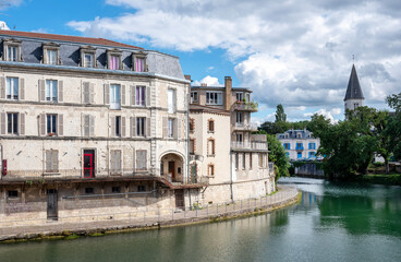 Fototapeta na wymiar old buildings along river maas in french town of verdun