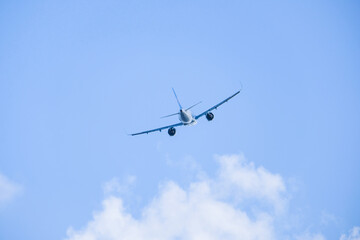青空と離陸する飛行機