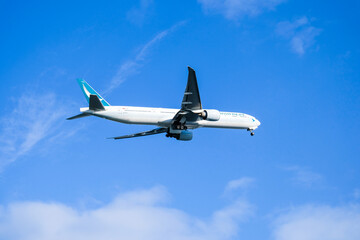 青空と離陸する飛行機