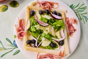 Lettuce salad, asparagus, black olives, Iberico ham, cucumber and onion