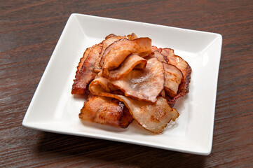 フライパンで焼いた薄切りベーコン