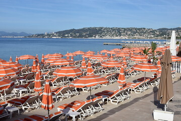 France, côte d'azur, Juan les Pins, la plage de sable de cette célèbre station balnéaire avec ses parasols colorés.