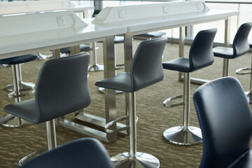 オフィスビルの会議室の整列した椅子の様子