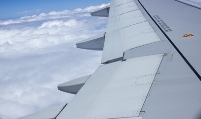 旅客機の窓から見た飛行機の翼と空の風景