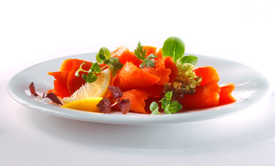 Wildlachs auf Porzellanteller mit Zitrone und Salat