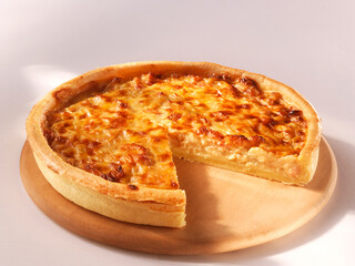 Zwiebelkuchen auf Holzplatte