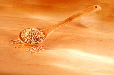  Holzloeffel mit Sesam