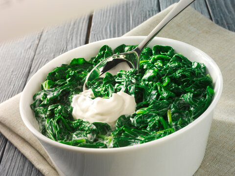 Spinat mit Sahne in Porzellanschale
