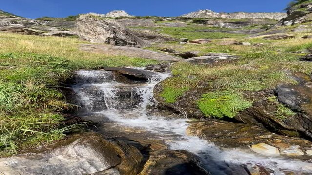 Piccola cascata sula salita verso Il Parco Naturale Alpe Veglia e Alpe Devero, Valle d'Ossola - Piemonte