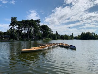 Barques sur le lac inférieur du Bois de Boulogne à Paris