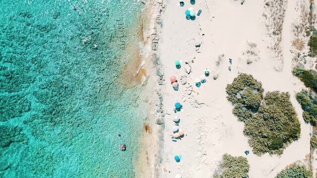 spiaggia con gli ombrelloni colorati e il mare turchese cristallino - Salento, Campomarino di Maruggio, Puglia, Italy
