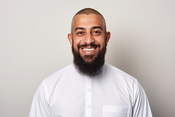 Obraz premium Medium shot portrait of an Indian man in his 30s wearing hijab in a minimalist background