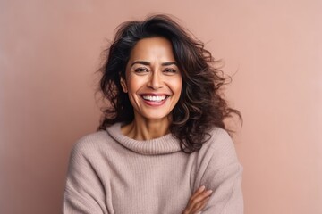 Obraz premium Medium shot portrait of an Indian woman in her 40s in a colorful background