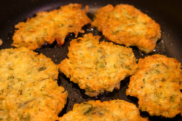 Juicy delicious Homemade Hash browns roasted in cast-iron skillet. Fried Hash brown Preparing in a frying pan. Traditional boxty raggmunk. Potatoes pancakes latkes, flapjacks or potato vada. Close Up