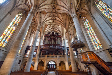 Fototapeta na wymiar Innenansicht des Heilig-Kreuz-Münster in Schwäbisch Gmünd mit seinem Netzgewölbe, Säulen, Orgel und Kirchenfenstern