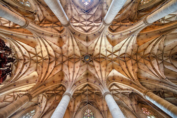 Innenansicht des Heilig-Kreuz-Münster in Schwäbisch Gmünd mit seinem Netzgewölbe, Säulen und Kirchenfenstern - obrazy, fototapety, plakaty