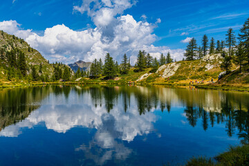 Fototapeta na wymiar Il lago nero di Rocca la Meja, in alta Valle Maira, nel sud del Piemonte