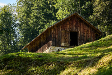 Alte Scheune aus Holz in den Bergen