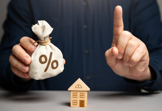 The man warned the buyer of real estate. Weigh all the risks when buying real estate with a mortgage. Financial adviser warns. Investment brings benefits without jeopardizing finance stability.
