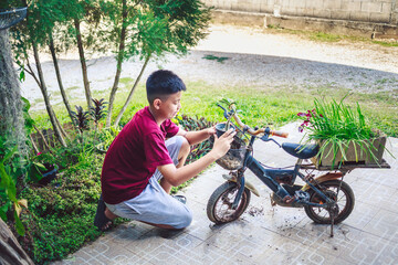 Asian boys have found old bicycles by turning them into flower pots for their homes.This creative idea not only makes use of discarded items but also creates a beautiful and sustainable garden design