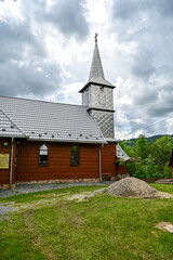 Fototapeta na wymiar Traditionelle Kirche mit verzinktem Blechdach und Holzfassade in Mătişeşti, in Rumänien