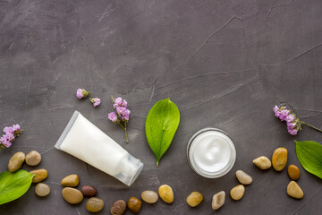 Obraz na płótnie Canvas White cosmetic cream for skincare in glass vial, top view