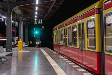 Night S-Bahn commuter train in Berlin Bellevue station - obrazy, fototapety, plakaty