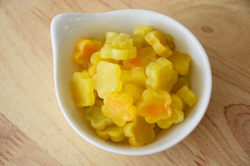 candied topping on dessert in little bow