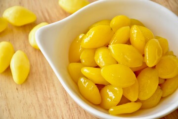 candied topping on dessert in little bow