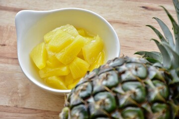 candied topping on dessert in little bow