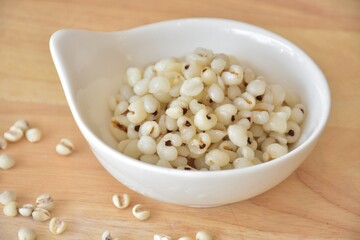 candied topping on dessert in little bow