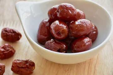 candied topping on dessert in little bow