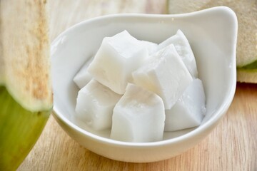 candied topping on dessert in little bow