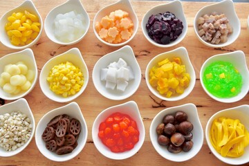 candied topping on dessert in little bow