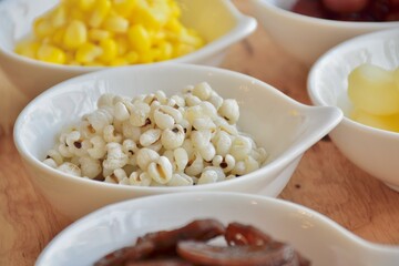 candied topping on dessert in little bow