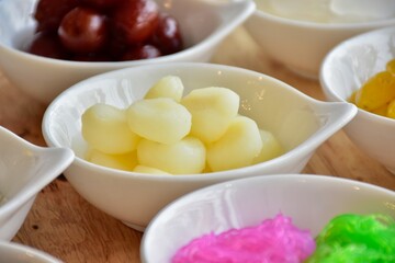 candied topping on dessert in little bow