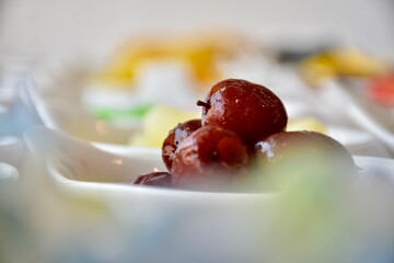candied topping on dessert in little bow