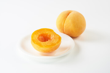 黄桃（黄金桃）の実を白背景で