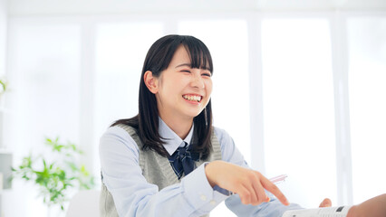 勉強を教えてもらう女子学生　個別指導