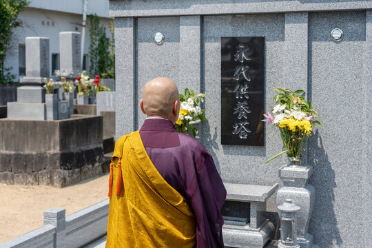 永代供養墓の前で読経するお坊さん